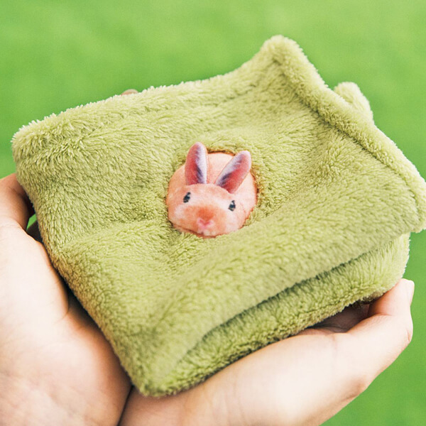 草むらからぴょこんと顔を出す　うさぎのハンカチ