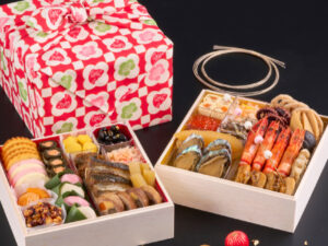 【梅の花】　扇-おうぎ-二段重